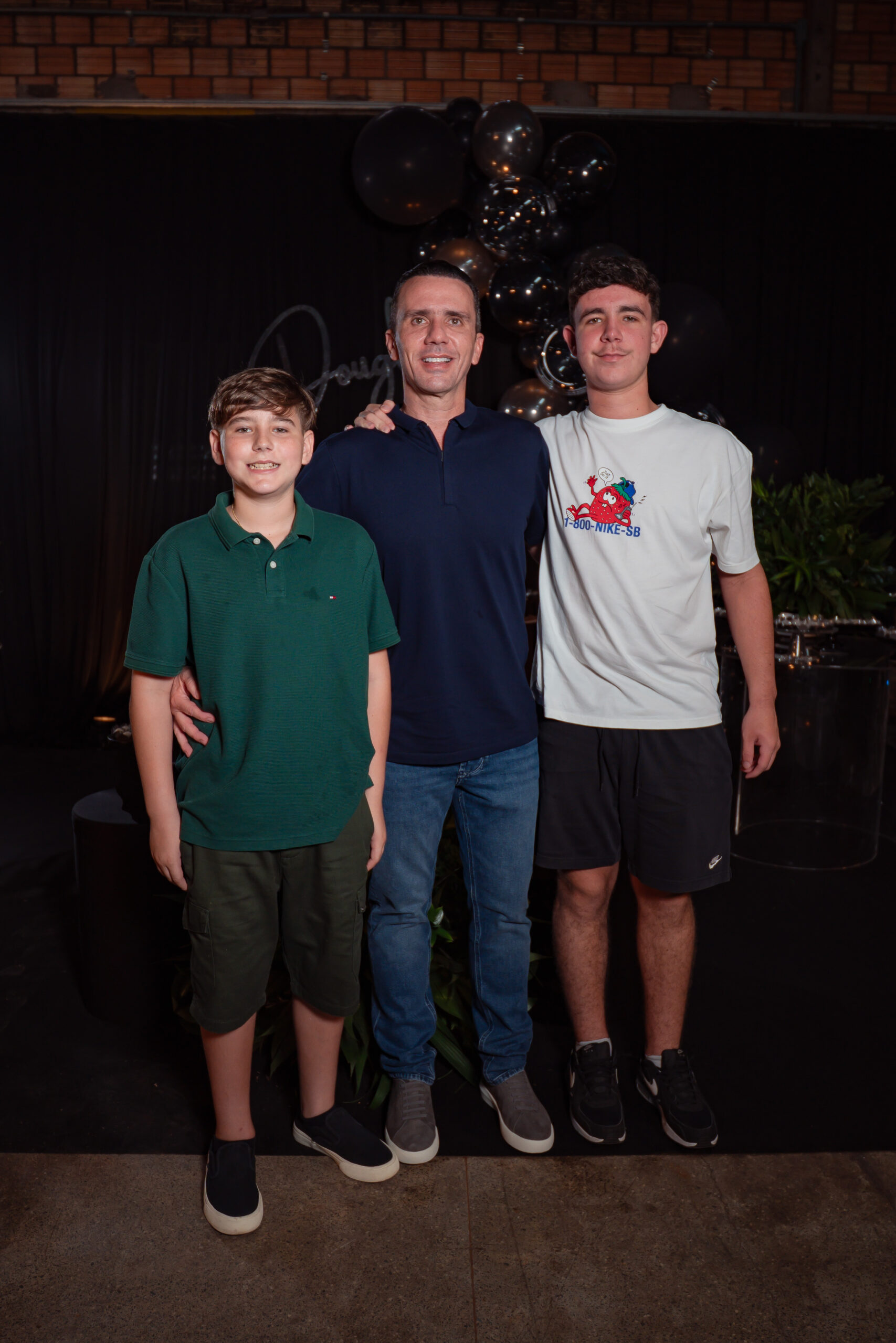 Douglas Fonseca de Oliveira com os filhos durante sua festa de 44 anos