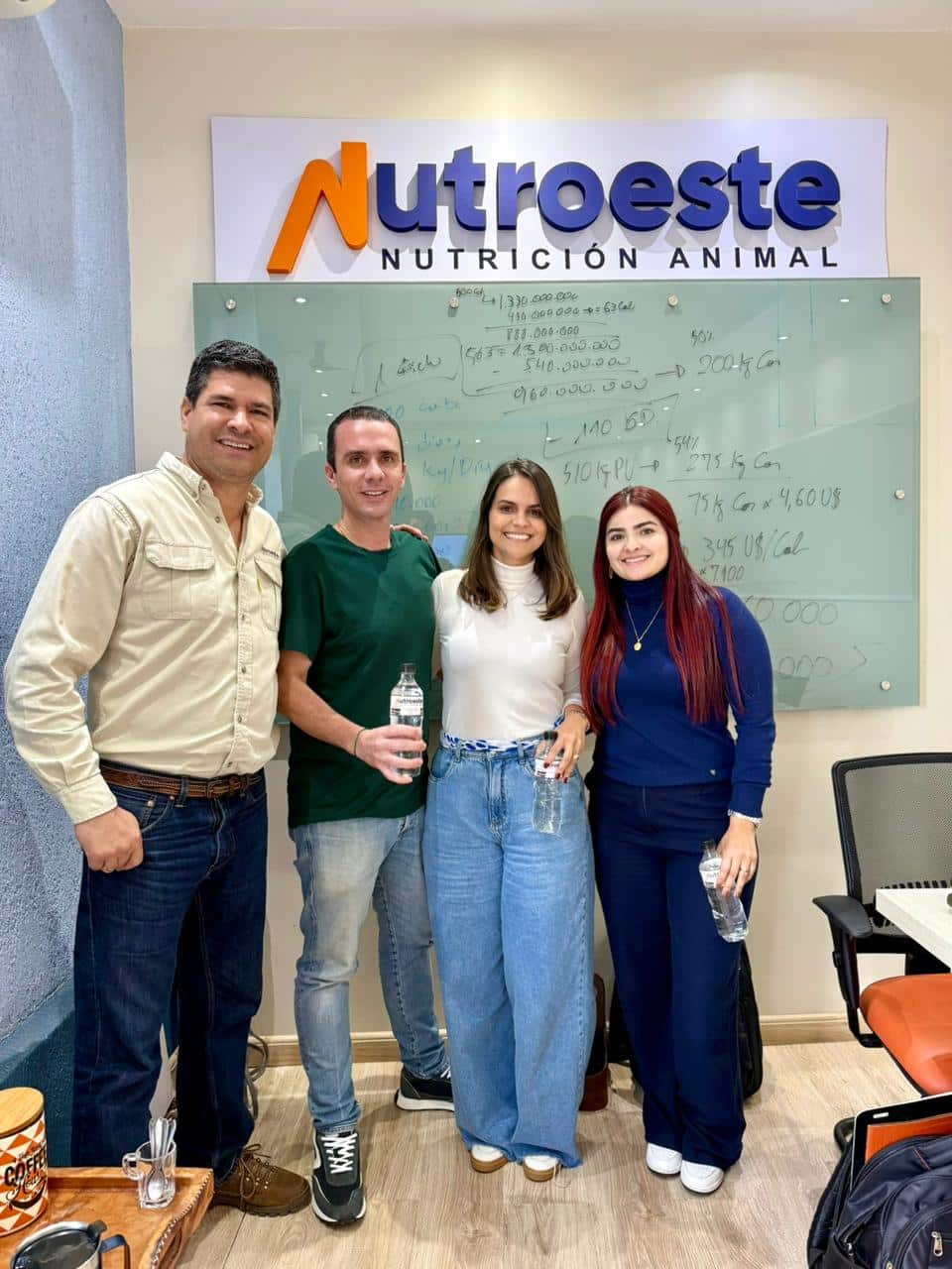 Douglas Fonseca de Oliveira com parceiros durante visita de negócios no Paraguai