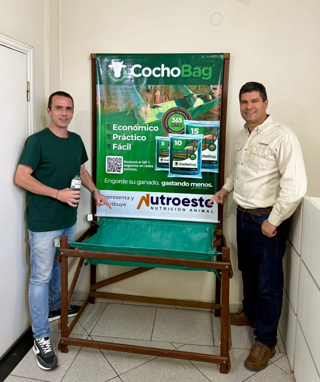 Douglas Fonseca de Oliveira e parceiro ao lado de exposição do Cocho Bag no Paraguai